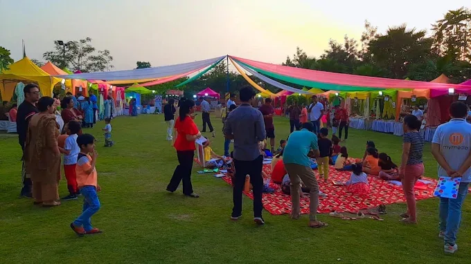 Outdoor tent decoration for an event
